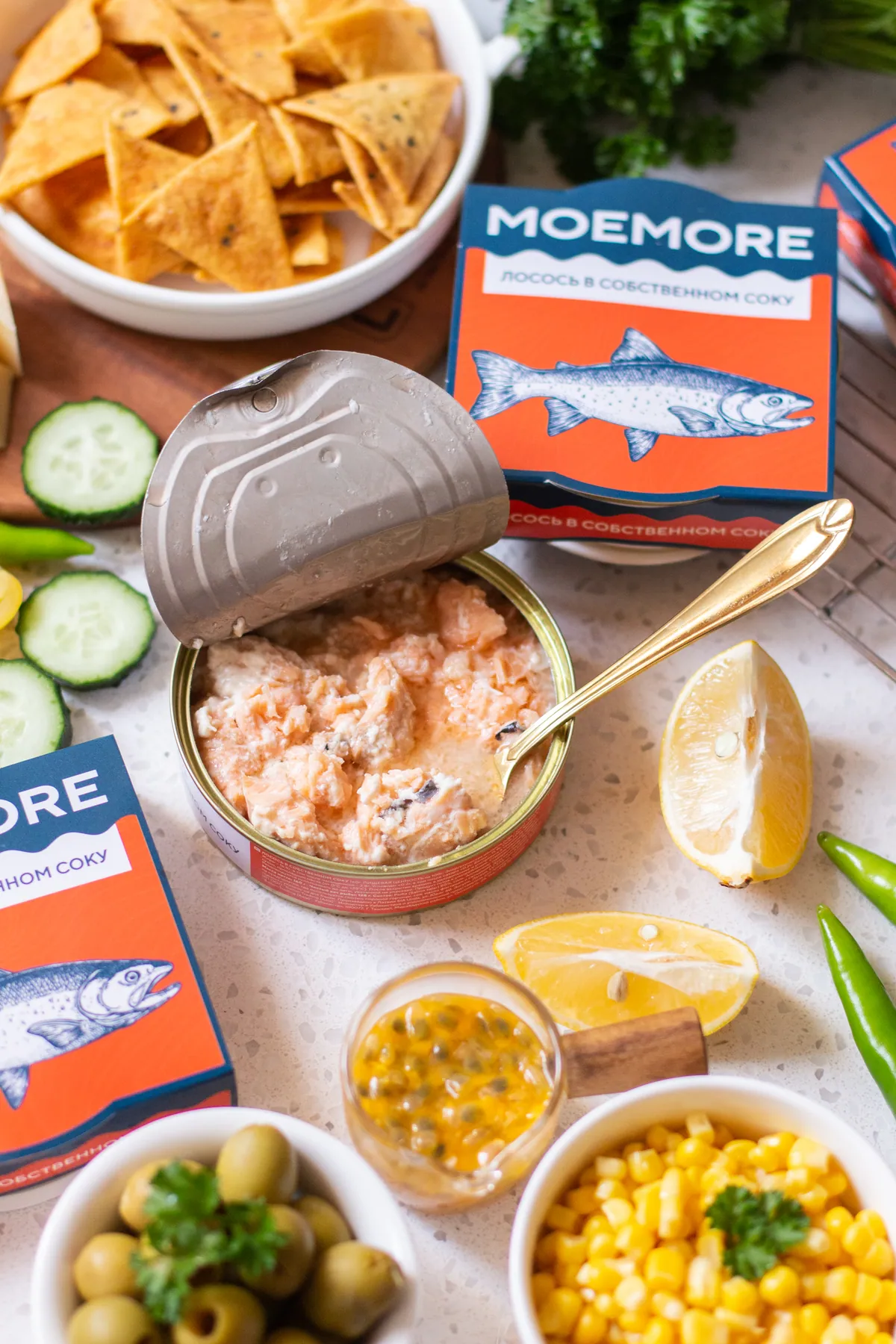 Открытая банка лосося MOEMORE